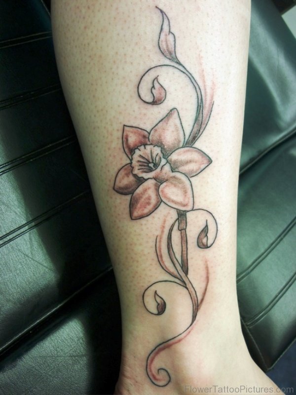 Beautiful Daffodil Tattoo On Leg